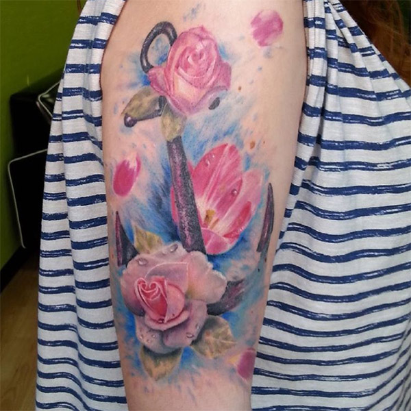 Tatuaggio ancora con rose femminile