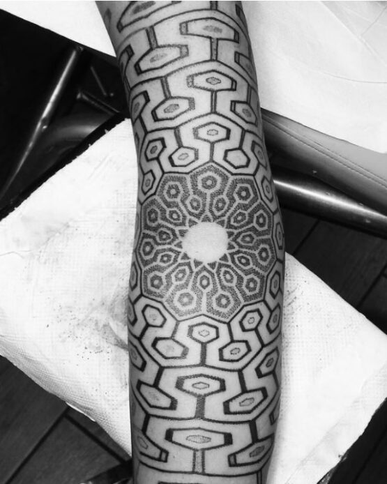 tattoo dotwork geometrico